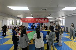Người ở Quảng Đông vẫn quan tâm đến đội bóng! Triệu Duệ trên điện thoại di động xem trực tiếp trận đấu Tân Cương Khách Chiến Thiên Tân